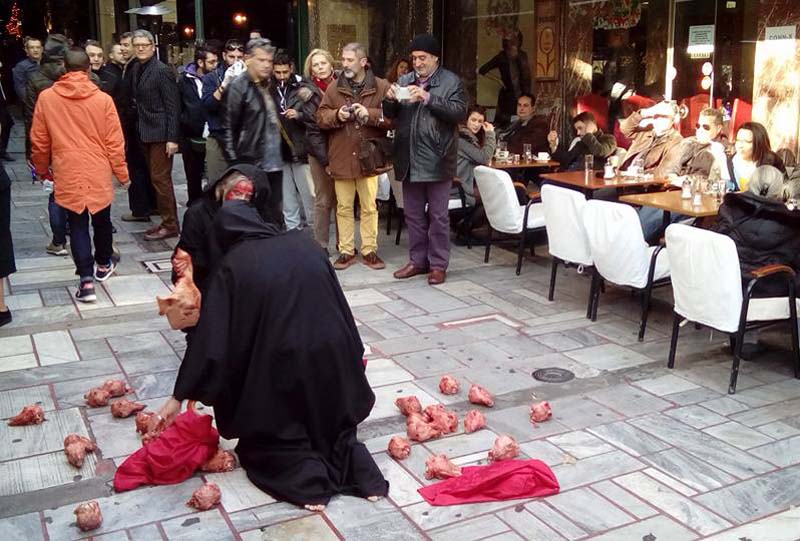 Αντιπολεμικό δρώμενο με κομμένα κεφάλια ζώων στο Κολωνάκι