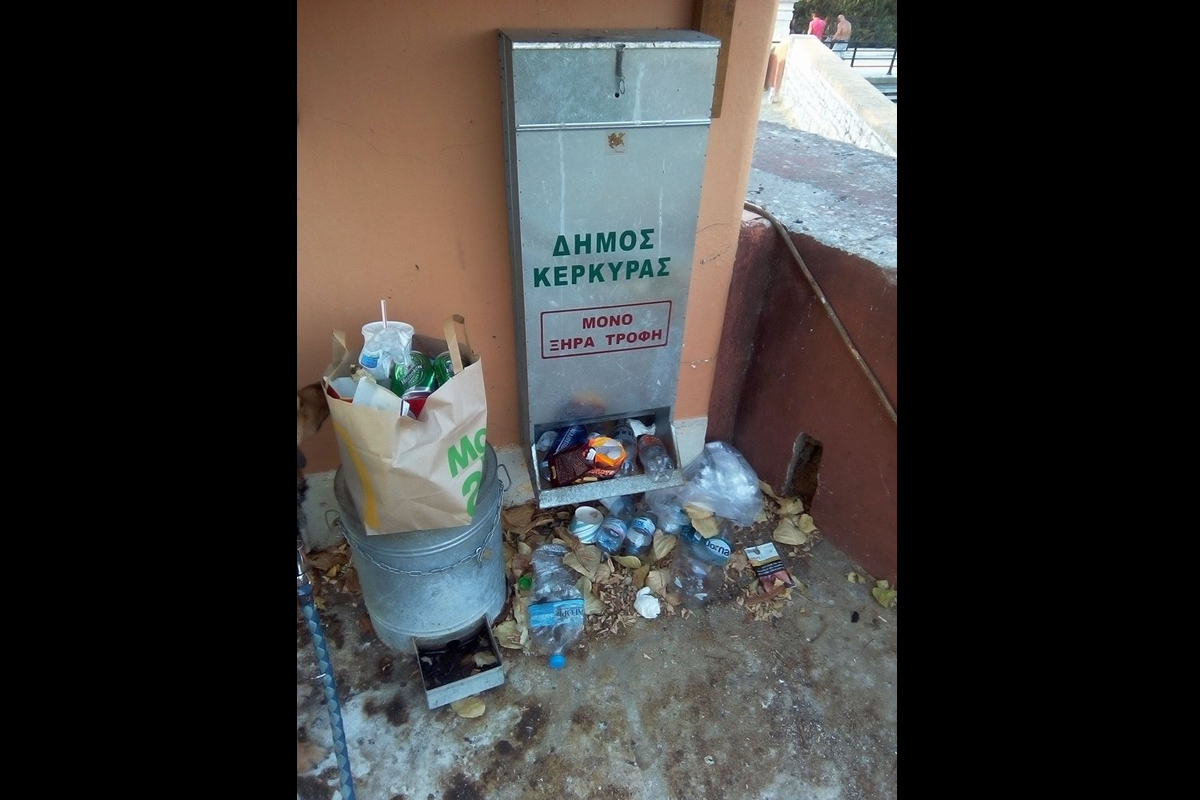 Γεμάτη σκουπίδια ταΐστρα & ποτίστρα για τα αδέσποτα στο Παλιό Φρούριο της Κέρκυρας