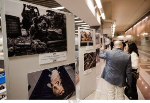 «HIDDEN»: Η έκθεση φωτογραφίας στους σταθμούς του Μετρό που αποκαλύπτει τι κάνουν οι άνθρωποι στα ζώα